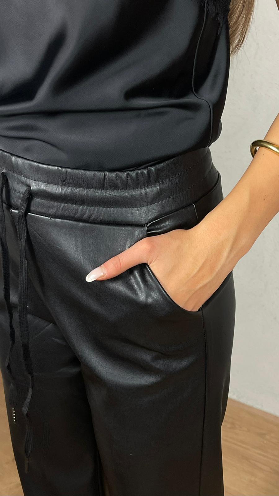 Joana — Pantalón efecto piel de pierna ancha