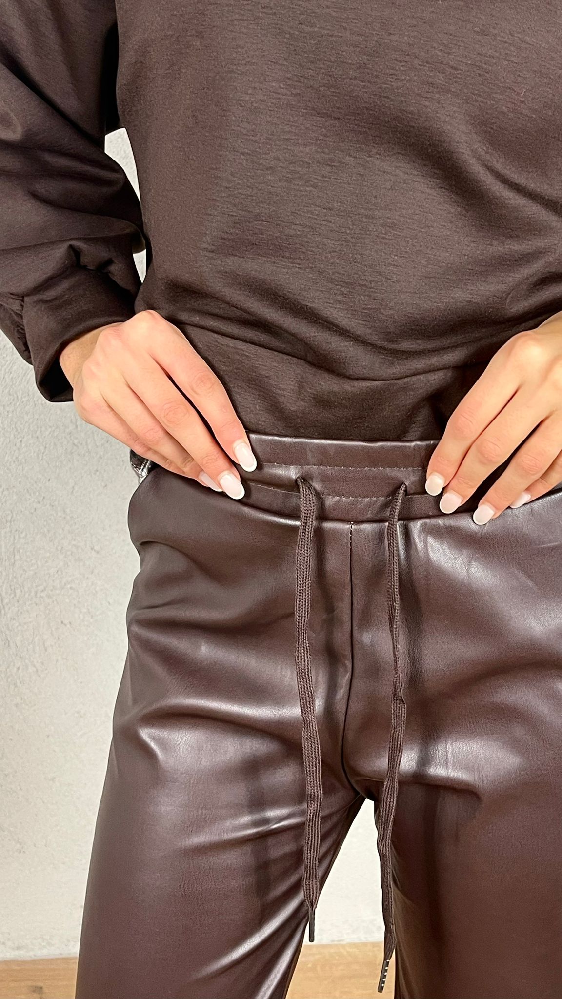 Joana — Pantalón efecto piel de pierna ancha
