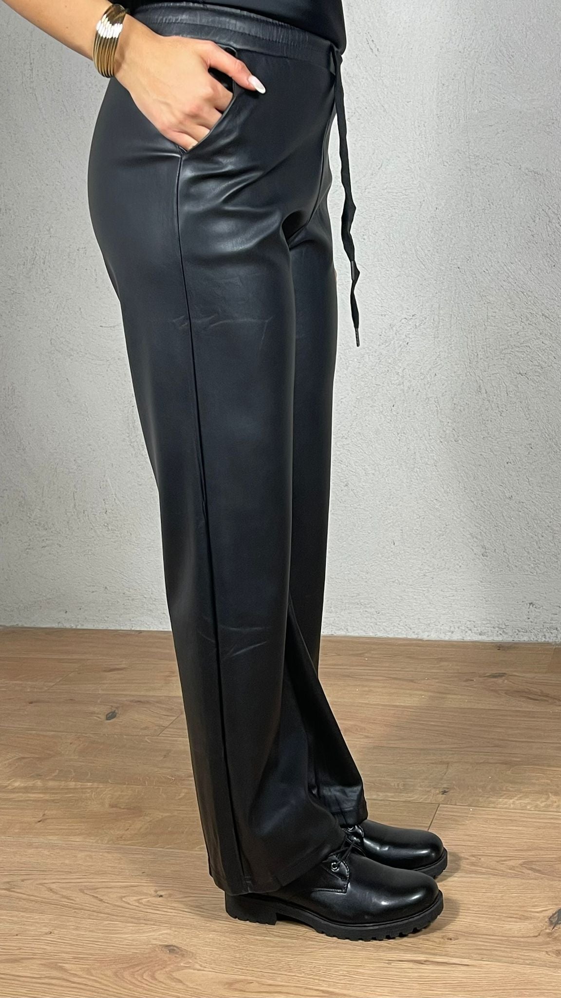 Joana — Pantalón efecto piel de pierna ancha