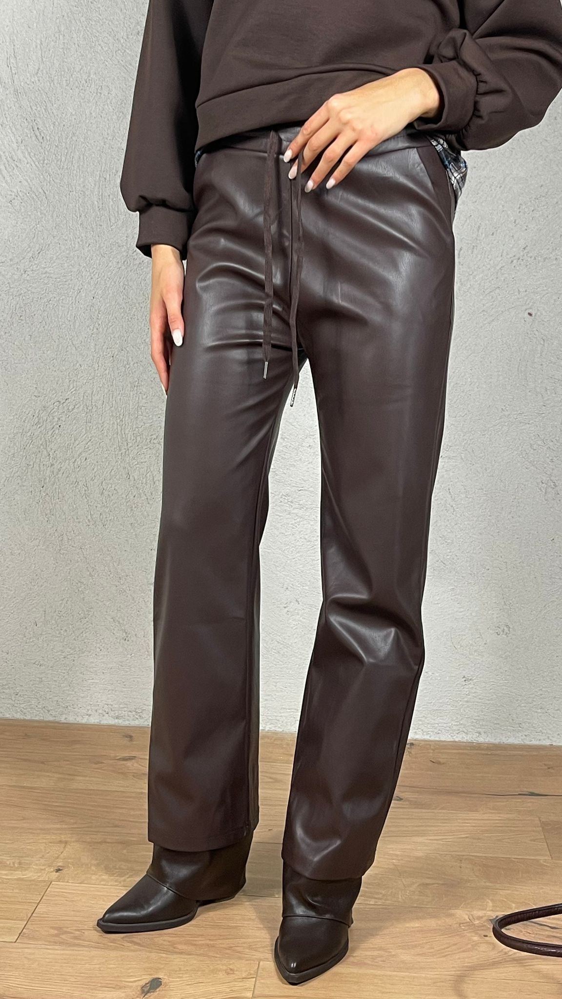 Joana — Pantalón efecto piel de pierna ancha