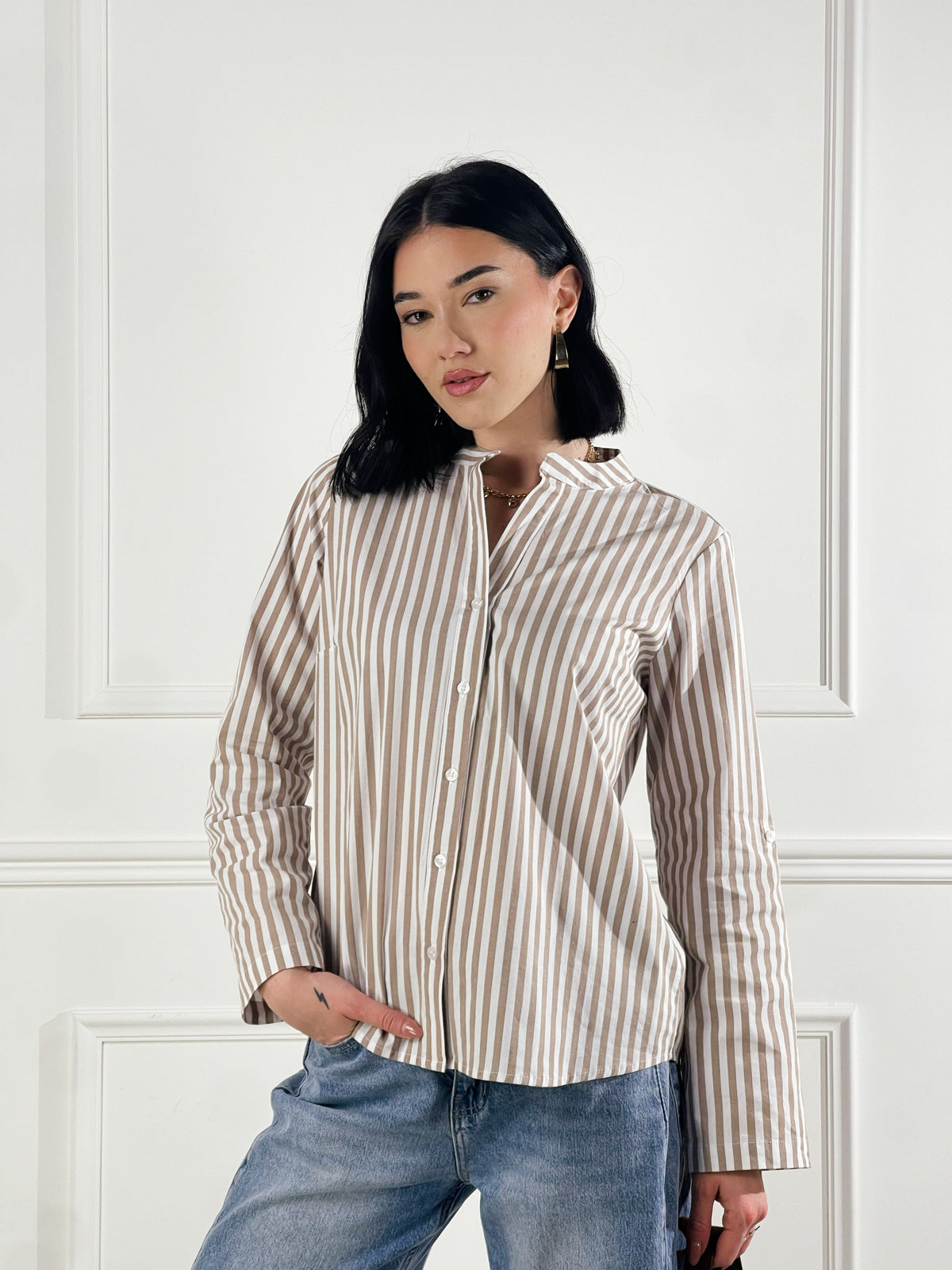 Dolores — Camisa con escote en V