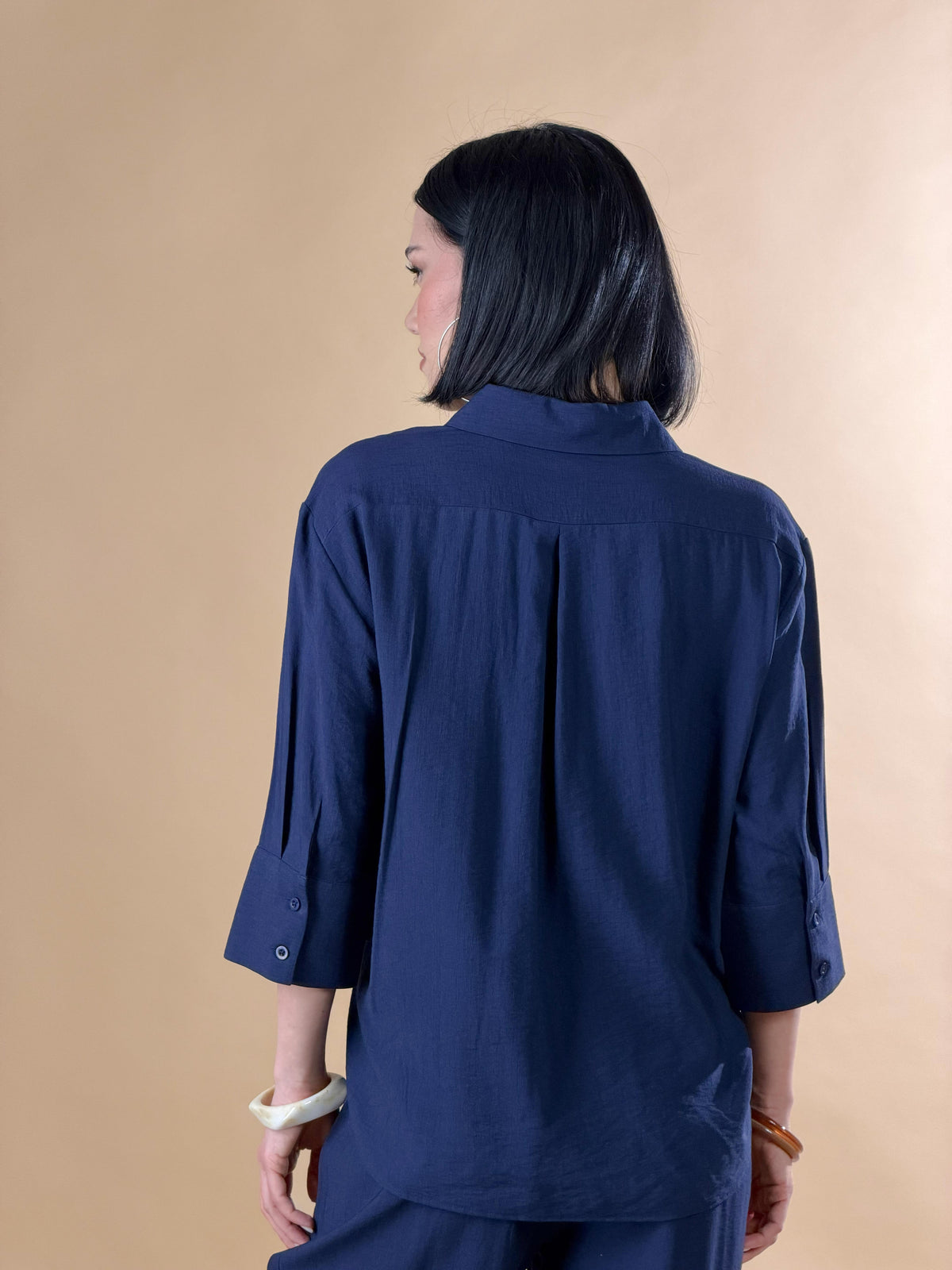 Celeste — Camisa con botones y mangas tres cuartos