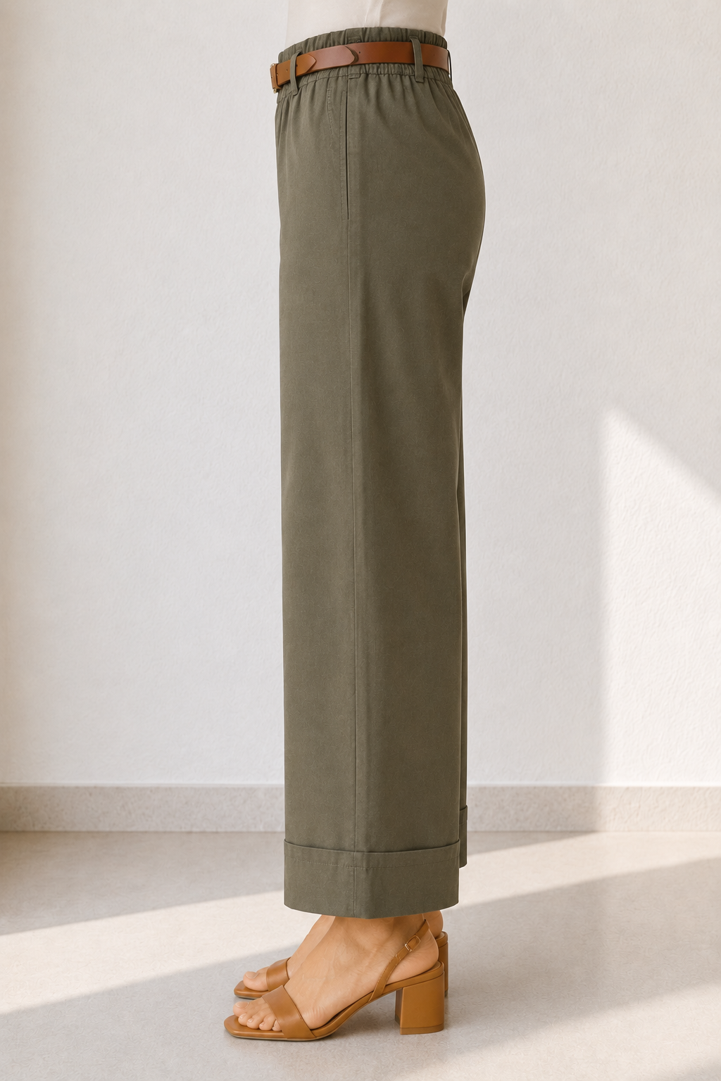 Anaís — Pantalón con cinturón y bolsillos de ribete