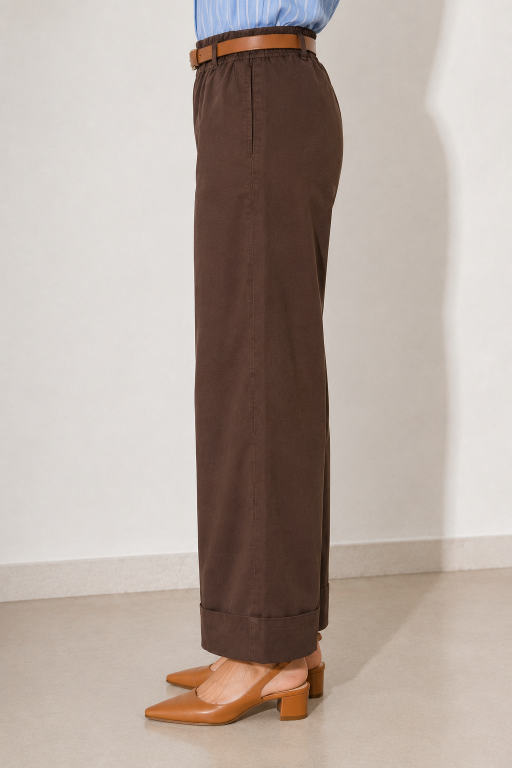 Anaís — Pantalón con cinturón y bolsillos de ribete
