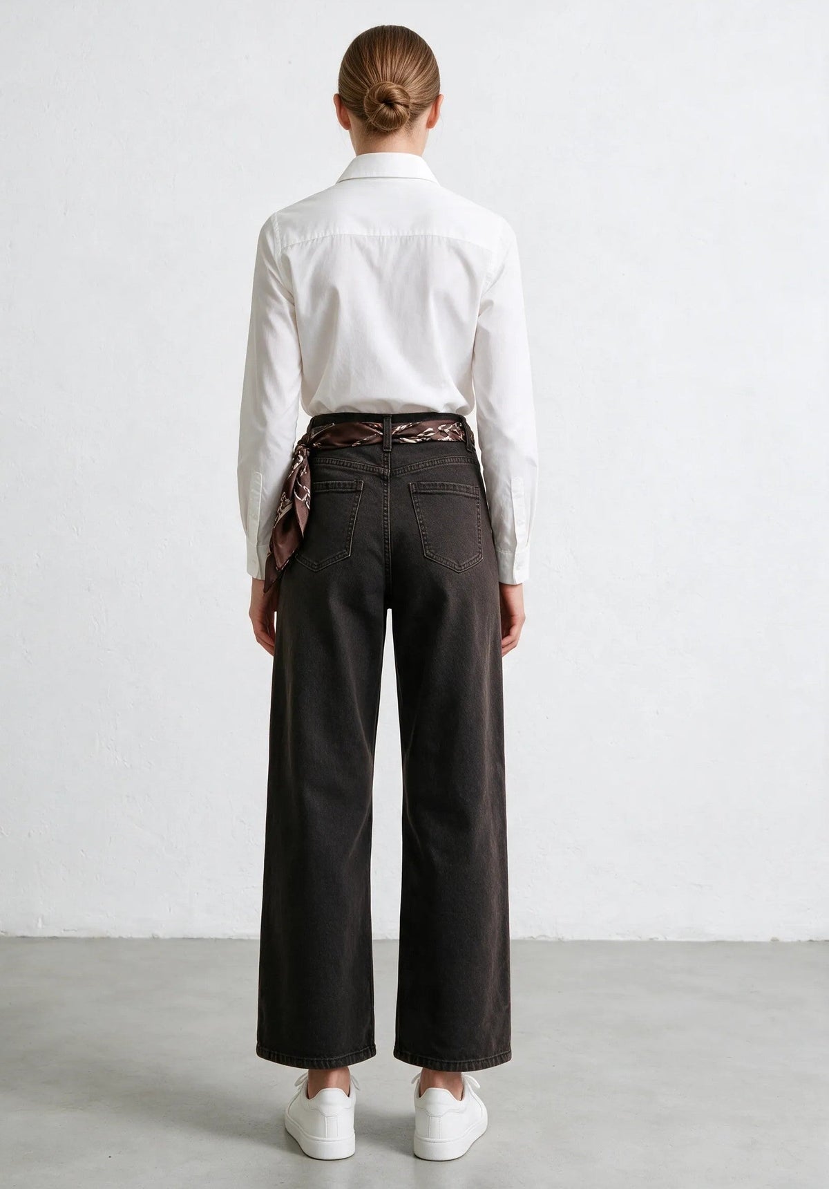 Mónica — Vaqueros wide leg con cinturón bandana marrón