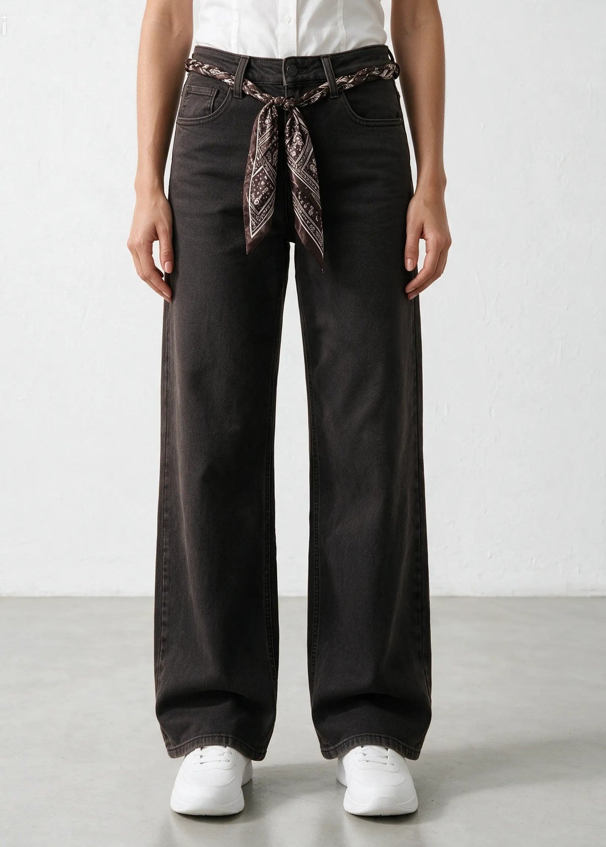Mónica — Vaqueros wide leg con cinturón bandana marrón