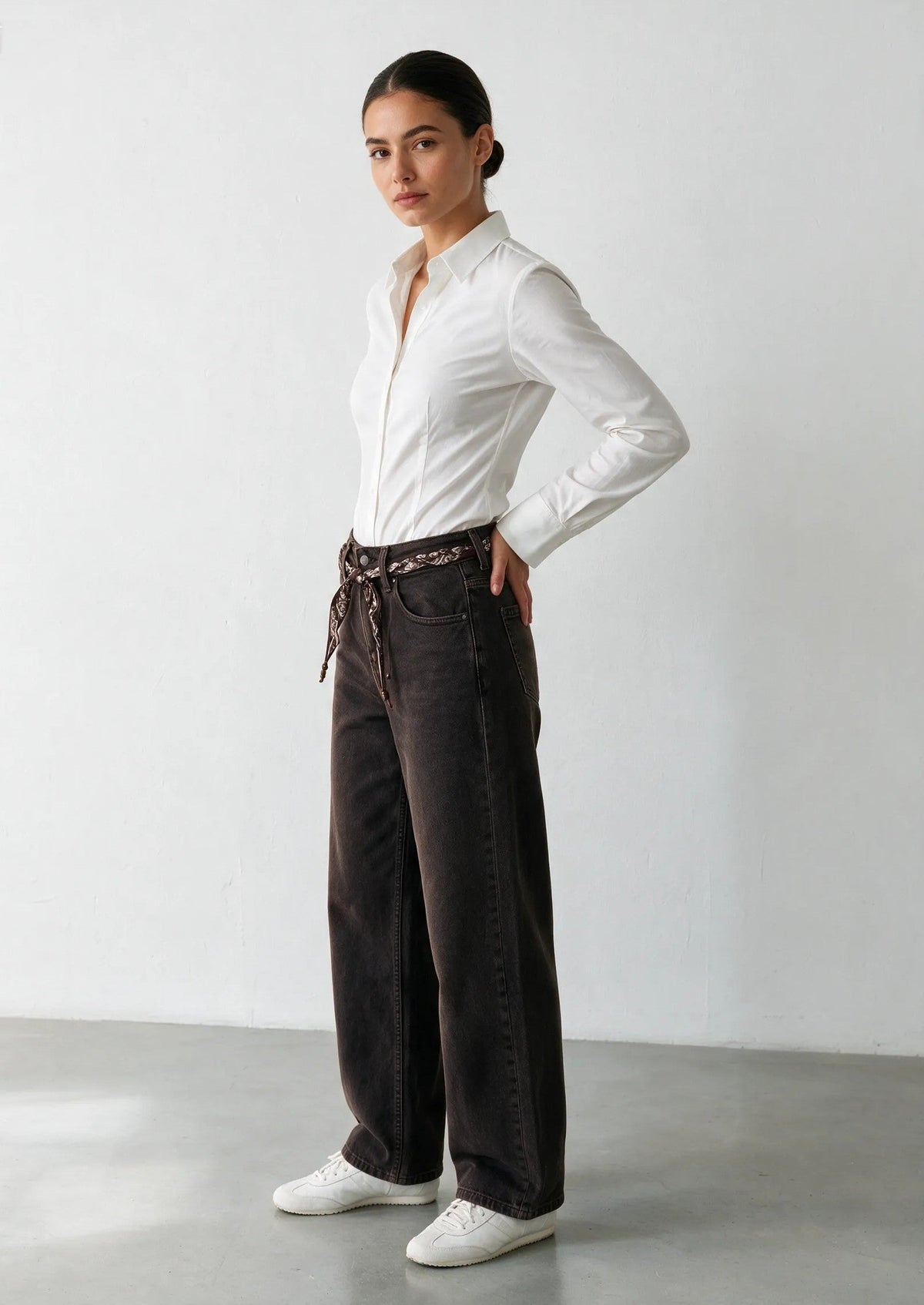 Mónica — Vaqueros wide leg con cinturón bandana marrón