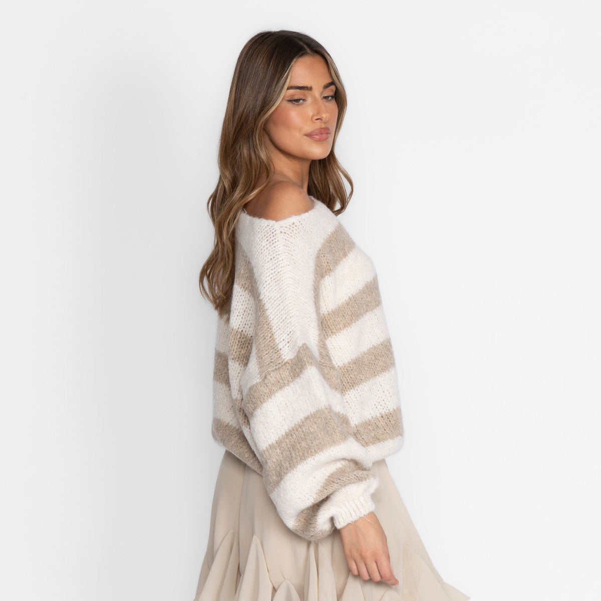 Naiara — Jersey casual de rayas con hombros descubiertos