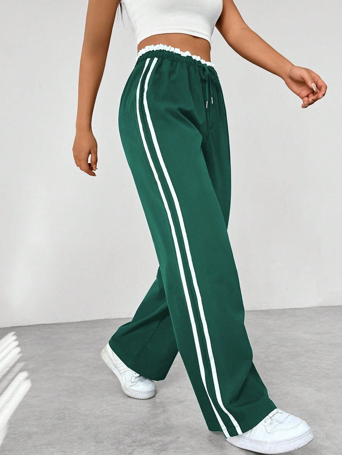 Halima — Pantalón deportivo de pierna ancha con franjas laterales
